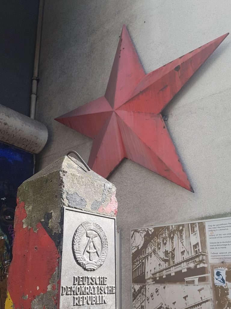 deutsche-demokratische-republik-german-sign-star