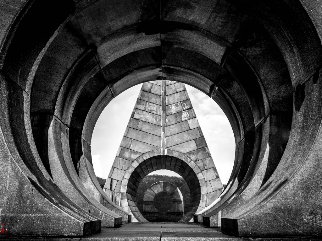 Form place. Монумент павшим 5 Джо Понти. Монумент пространства и времени. Monument текстура. Монумент риска старинный.